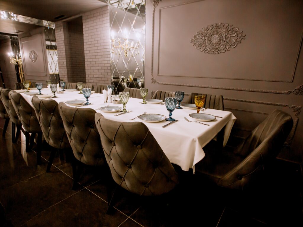 grey-painted-fancy-restaurant-with-empty-dinner-table