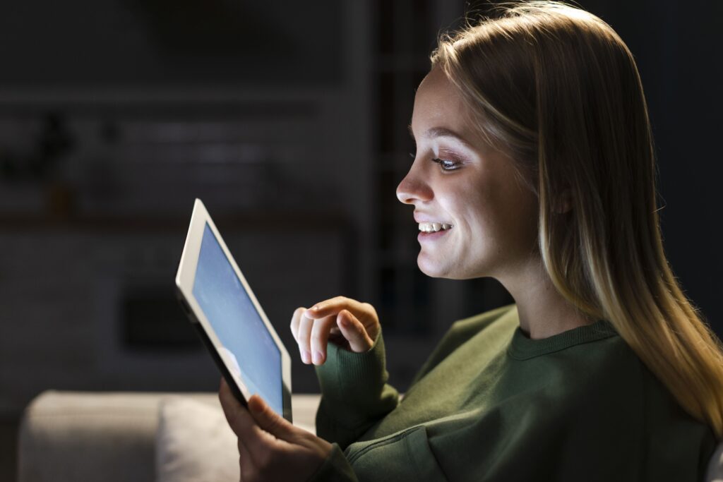 side-view-smiling-woman-with-tablet